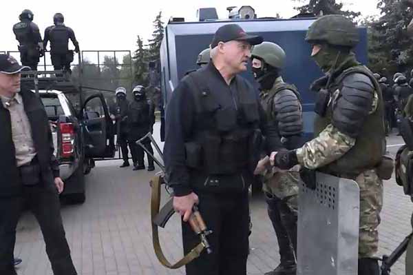 Александр Лукашенко облетел Минск в бронежилете и с автоматом