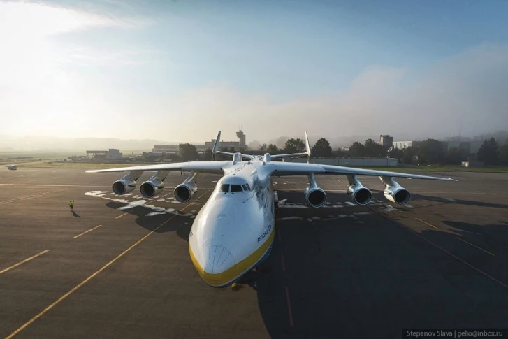 амоый большой в мире военно-транспортный самолет Ан-225 «Мрия»