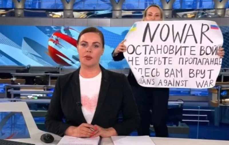 Редактор Первого канала Марина Овсянникова с антивоенным плакатом в эфире программы Время 14 марта 2022 года