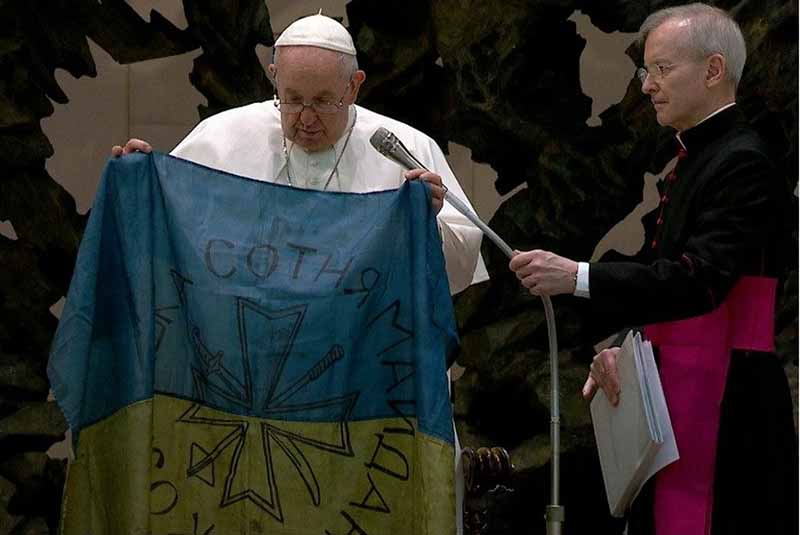 Папа Римский целует украинский флаг