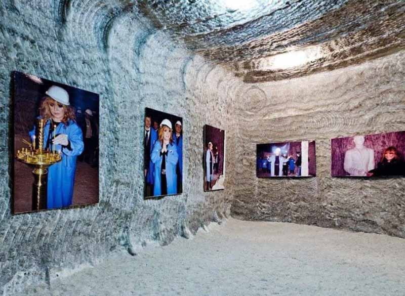 Галерея портретов певицы Аллы Пугачевой, устроенной военными ВСУ в соляных пещерах Соледара