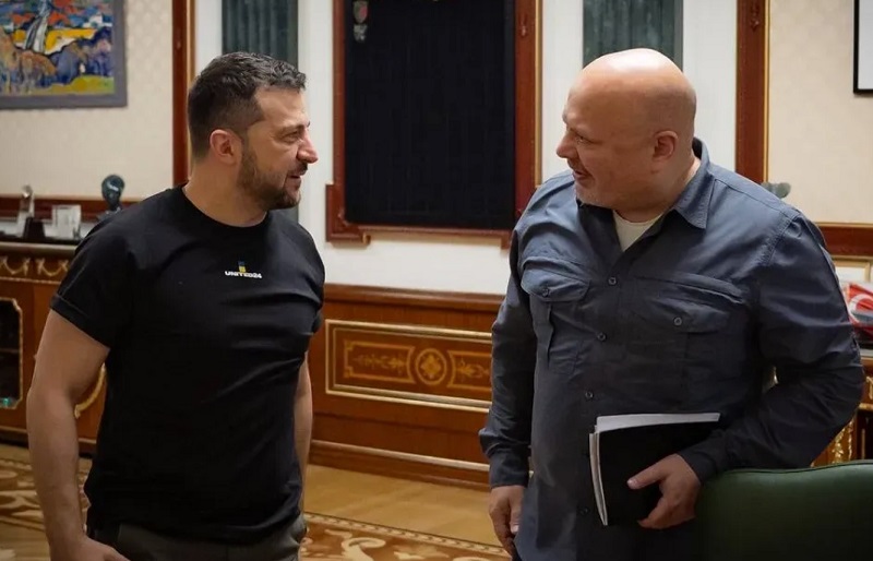 Зеленский встретился в Киеве с прокурором МУС Каримом Ханом.